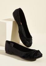 You can always rely on these velvet ballet flats by Rocket Dog to take you from here to there. Why? Well, with their flexible uppers and chic knotted toes, these black slip-ons look stupendous with just about anything! by Myrna