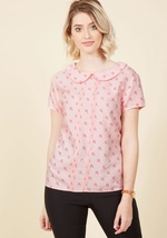 You want the deets on this white top? Well girl, we're here to deliver! Flaunting a Peter Pan collar, a pleated placket, and playful print of chartreuse, rusty red, teal, and grey feathers, this short-sleeved blouse is one you'll want to spread the news a by 