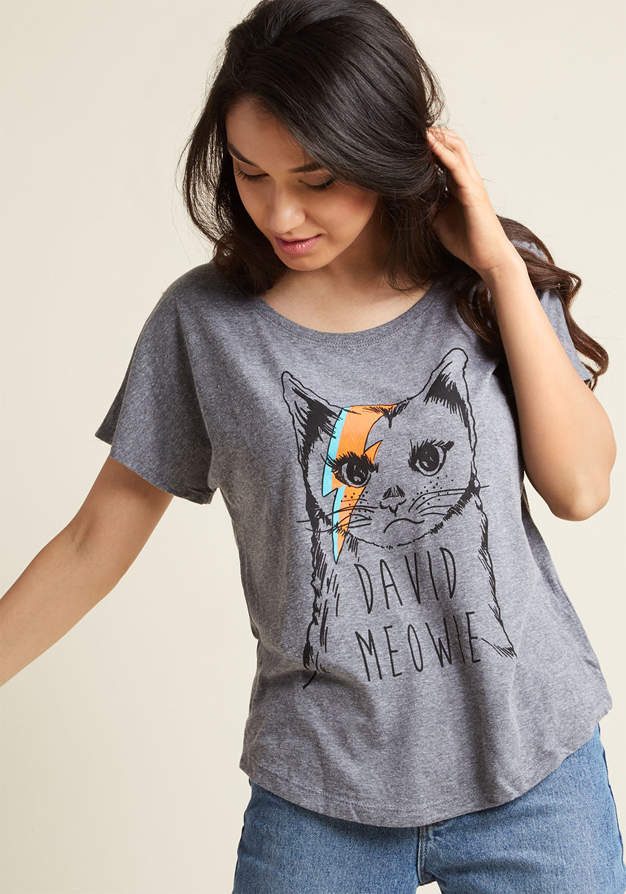 - From feline aficionados and music mavens to iconic sartorialists, everybody will be talking about this grey T-shirt! A graphic honoring the epochal artist with a quirky twist bedecks the relaxed-fit silhouette of this cotton-blended tee, ensuring its stat