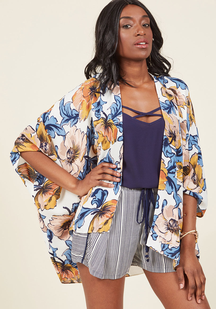  - With the draping of this white kimono over your outfit, you're ready to hit the sidewalk, shoreline, or soiree