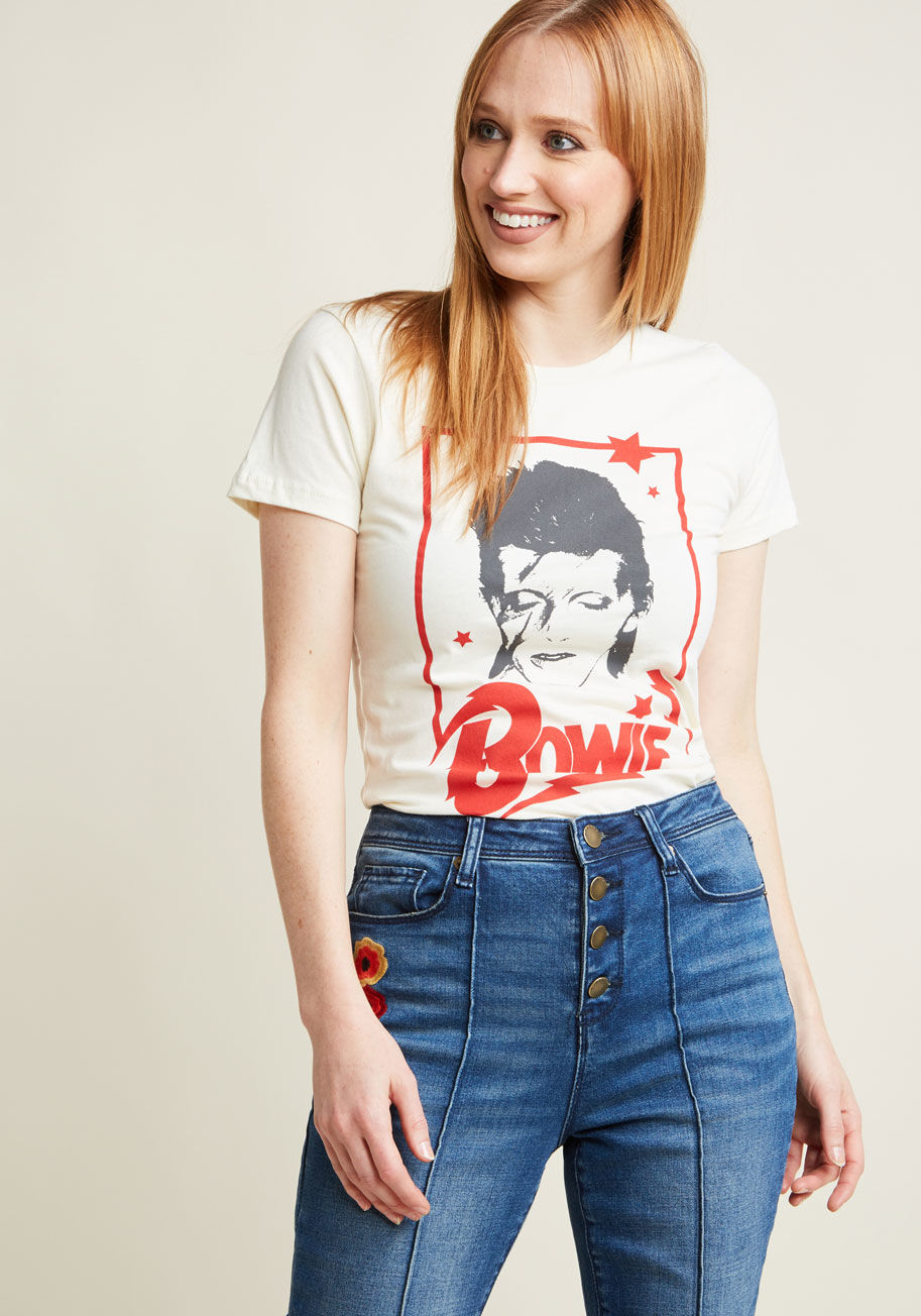 BWE0105-102CRM - Let your adoration for the classics shine with this ivory graphic tee! Emblazoned with none other than David Bowie himself from the Aladdin Sane era