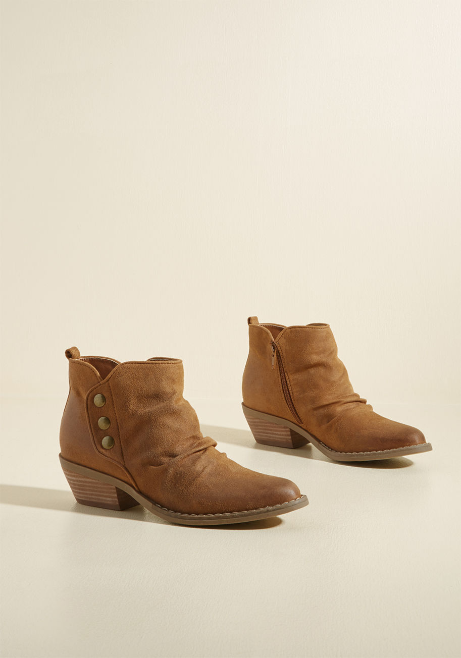 Deryn - Balance out your chillest days with the adventurous vibe offered by these taupe booties from Report Footwear! Motivating you to ditch the sofa and hit the streets with their fab faux suede, decorative side snaps, and stacked heels, these cool kicks instan