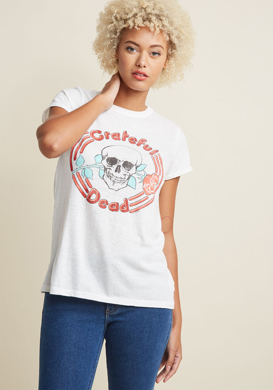 GD485-6074 - Pair up this white graphic tee with your throwback playlist for an audio-visual experience like no other! Accessorizing the soft burnout fabric, light distressing, and iconic skull screen print of this cotton-blended top with a few of your favorite tunes 