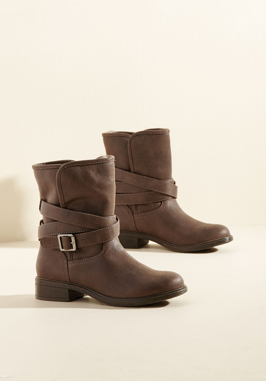 Herschel - With these fur-lined boots on your feet, frigid temps can't keep you from being part of the action! Due to their dark brown hue, these faux-leather Report Footwear kicks can be paired with any and every casual ensemble so that you can rock their wrapped, 