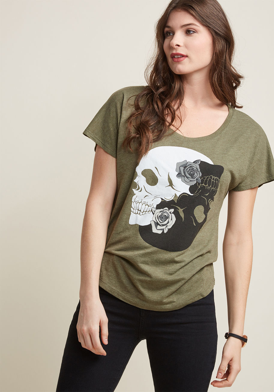 Harmony makes everything better, from the perfect ratio of coffee and milk to the elegantly macabre motif of this green graphic tee. Two skulls touched with grey roses gives an edgy nod to the principle of yin and yang atop this slub-fit T-shirt, remindin by IMF0160047B