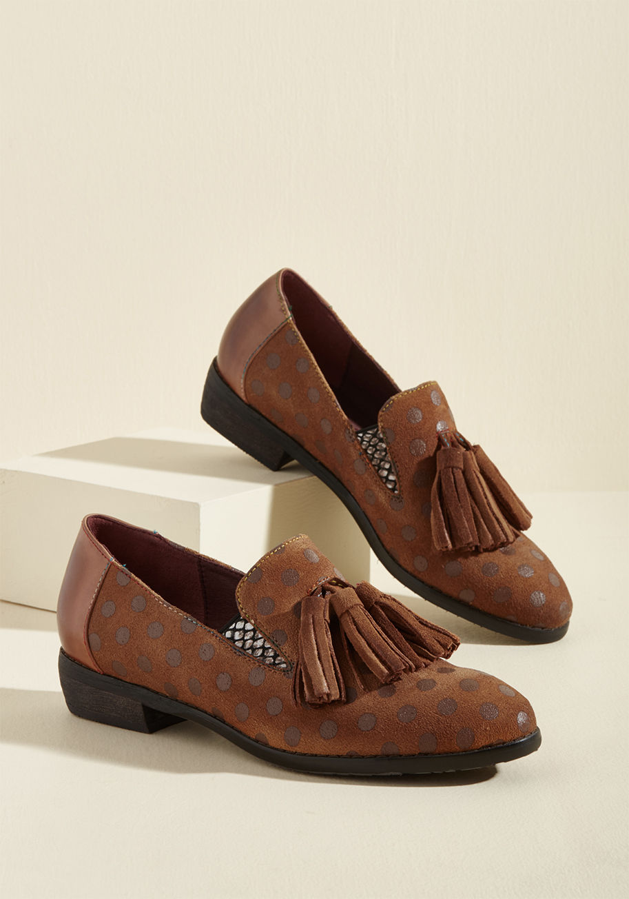 Klasik - There are all sorts of ways to sport these brown suede loafers, and whichever way you decide upon, you're destined to do it well! Festooned with dark dots, rainbow stitching, smooth heel caps, and snakeskin-inspired elastic panels, this tassel-topped foot