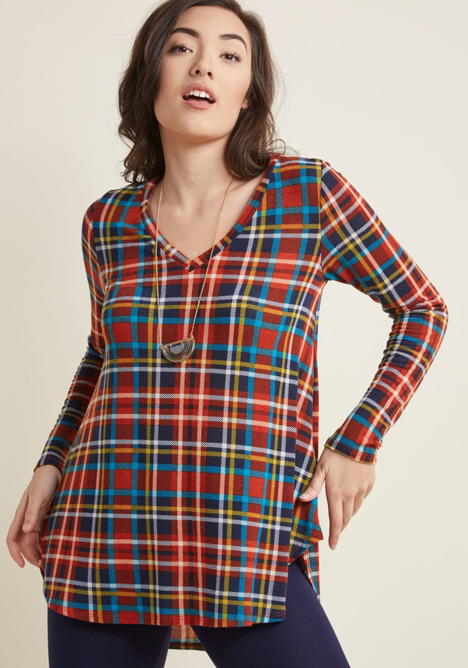 With must-see shows queued up, snacks at the ready, and pals on their way to your place, all that's left to do is don this plaid top! The perfect pick for an afternoon of TV marathons and treats with its V-neck, long sleeves, and high-low hem, this knit p by KT33200-03