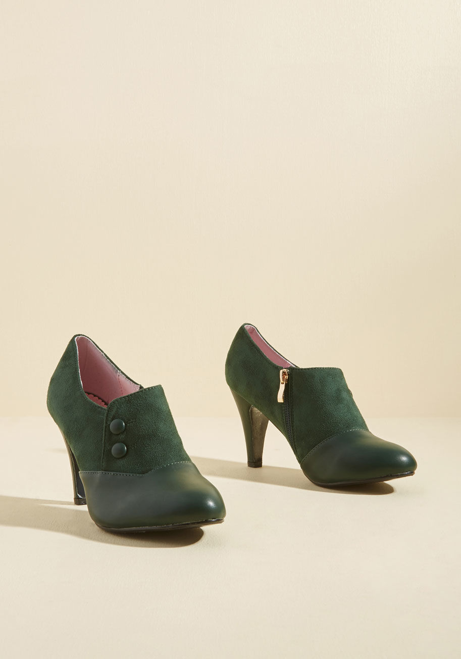 LHAW17009 - Start your look with these dark green heels, and you'll want nothing less than an ensemble of nostalgic elegance to follow! By combining faux-suede uppers with faux-leather toes, tapered heels, and a pair of cute buttons to match, these vintage-inspired p