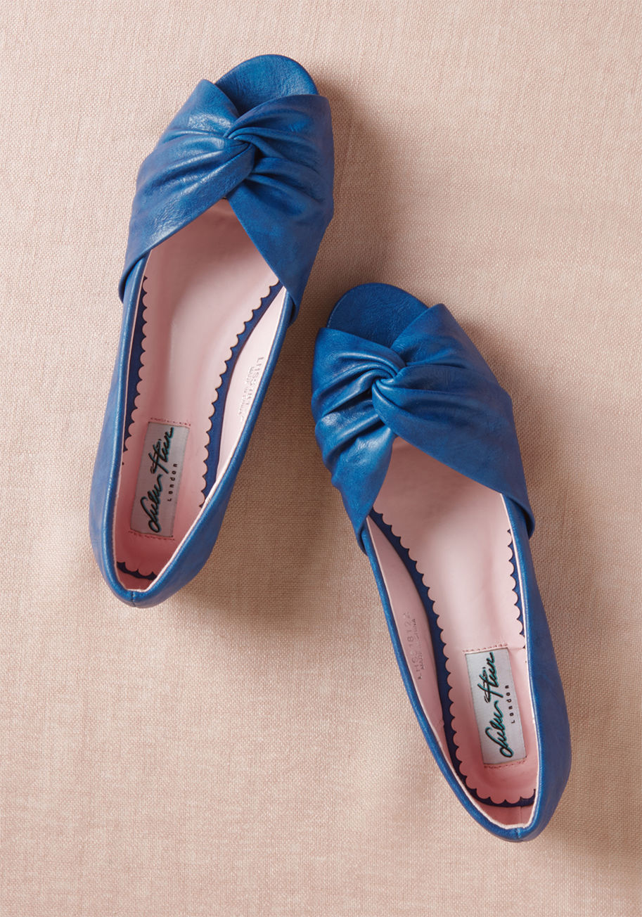LHSS18122 - To create pageantry around these peep toe flats is the finest way of doing their fashionableness justice! Finessed with twisted toe straps and a bold blue hue, these faux-leather shoes are a joy to showcase with ensembles both fancy and effortless.