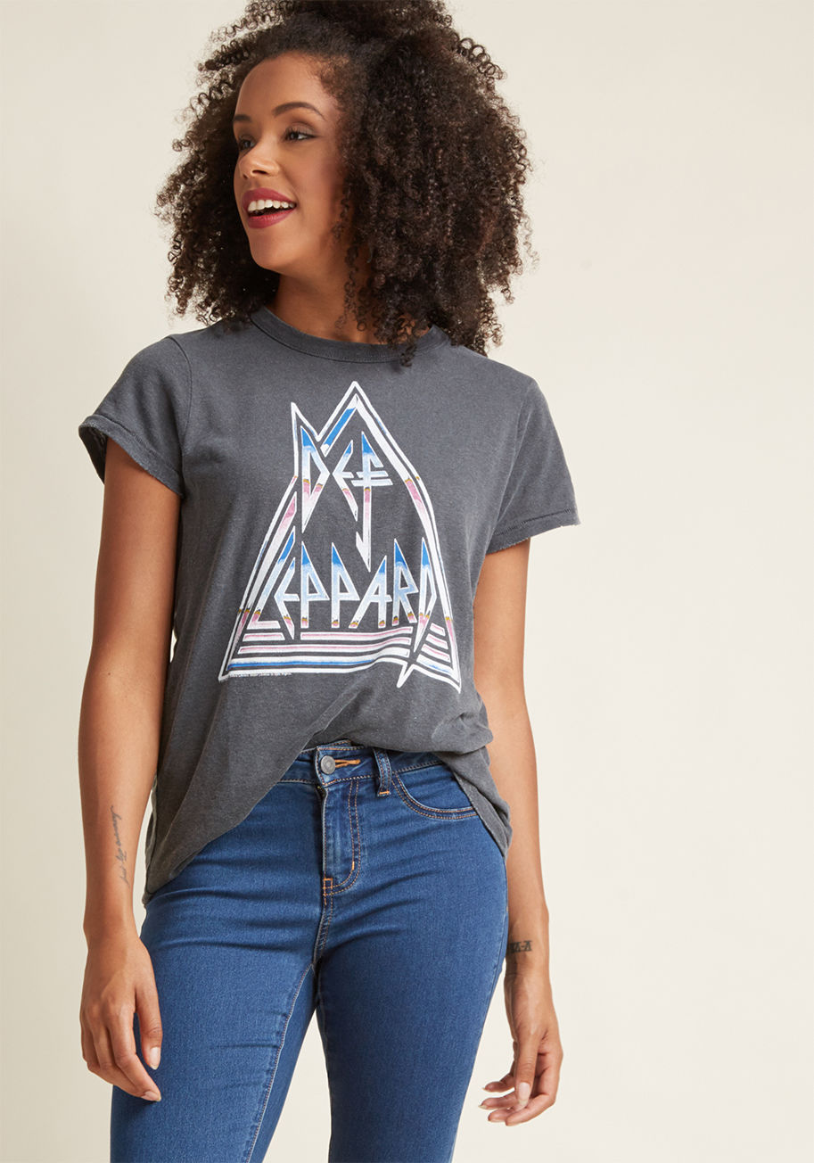 LP051-6074 - This grey graphic tee combines your passion for vintage-inspired fashion with your adoration for old-school tunes! A pink-and-blue Def Leppard graphic provides additional allure to the washed hue and light distressing of this throwback T-shirt, reviving t