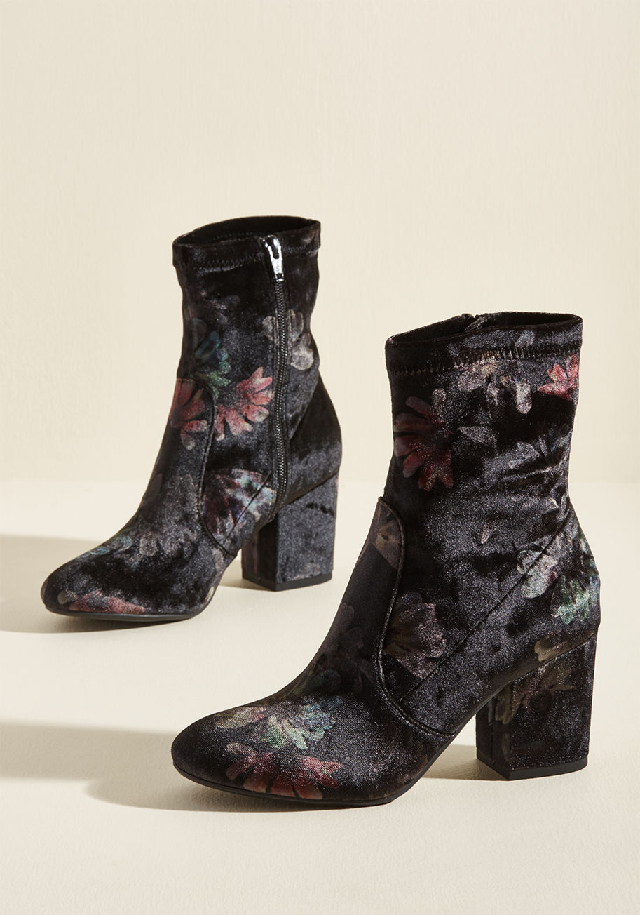 Murray - Make lasting looks feel brand new again with the unique addition of these black sock boots! Hugged by luxurious velvet fabric printed with muted flowers, and supported by comfortable block heels, these Report Footwear beauties are an easy and elegant way 