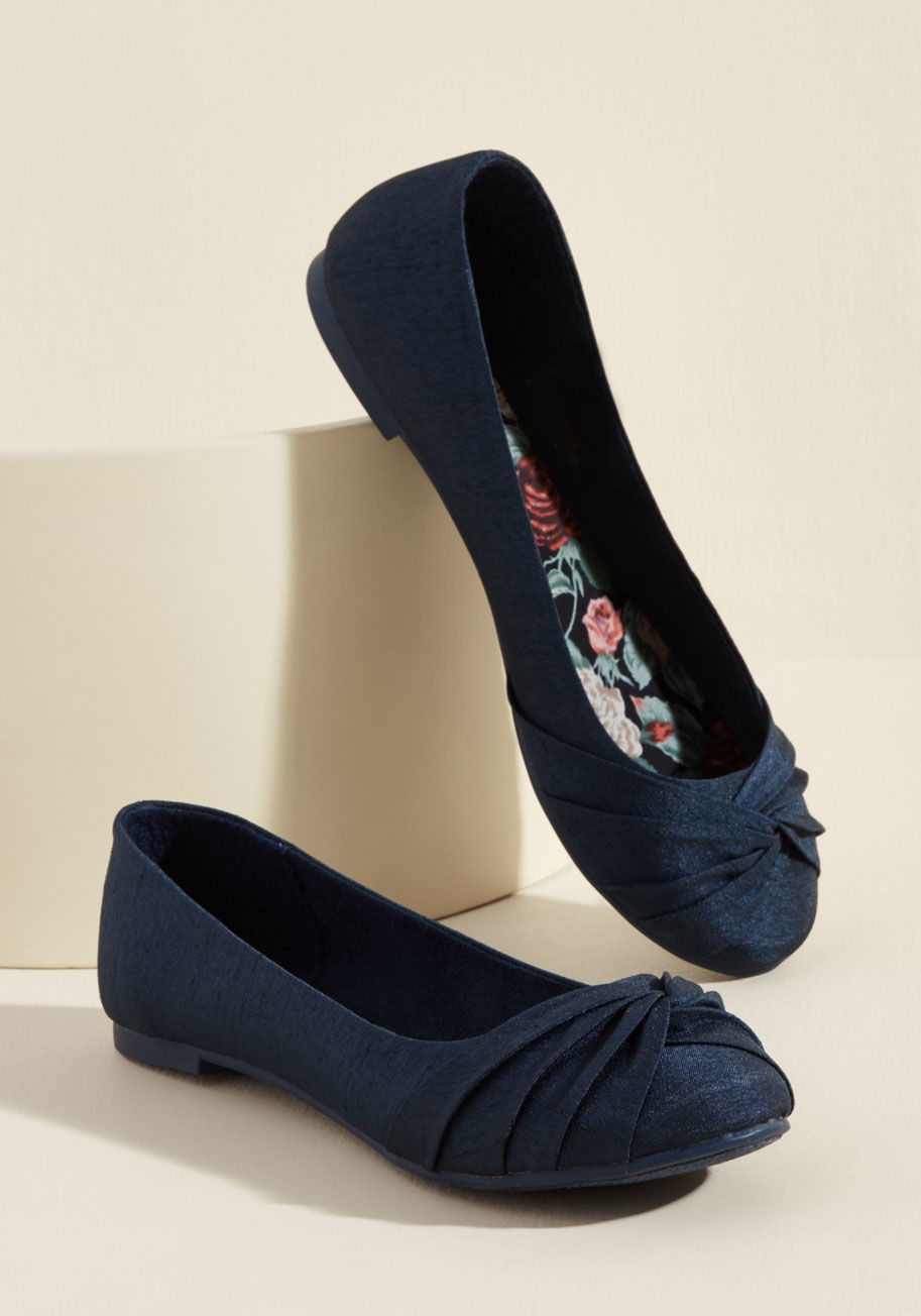 Myrna - You always rely on these woven ballet flats by Rocket Dog to take you from here to there. Why? Well, with their flexible uppers, sheen-boasting silky threads, and chic knotted toes, these navy blue slip-ons look stupendous with just about anything!