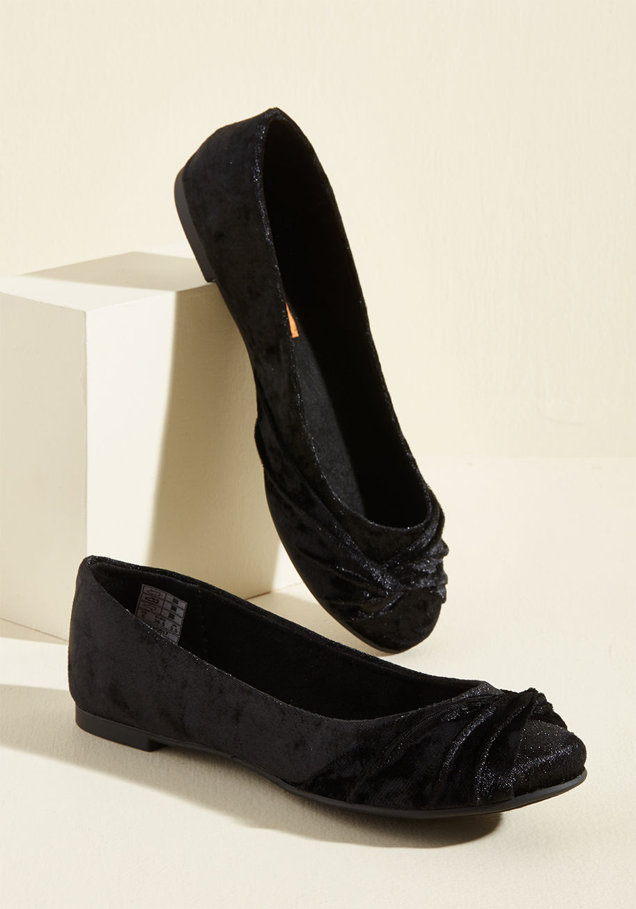 You can always rely on these velvet ballet flats by Rocket Dog to take you from here to there. Why? Well, with their flexible uppers and chic knotted toes, these black slip-ons look stupendous with just about anything! by Myrna