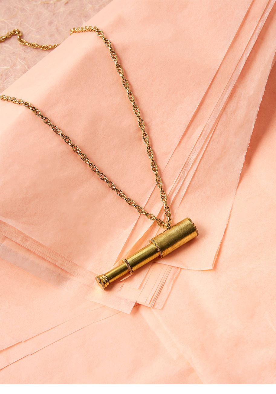 With this gold pendant necklace gleaming atop your favorite tee, you let everyone know you've got the deets on it all - near and far! A functional, retractable telescope imbues this accessory with chic uniqueness, and empowers you to explore new depths an by N1659