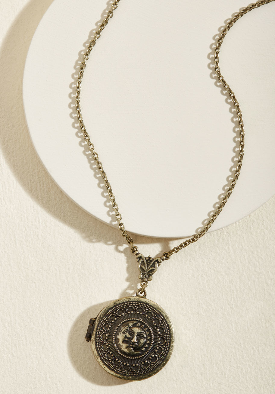 Just as the sun is guaranteed to set and the moon promises to rise every night, this gold necklace guarantees to infuse your look with cosmic charm. Beneath the snuggled sun and moon of this accessory's pendant lies a locket, perfect for stowing a teeny k by N5260GD