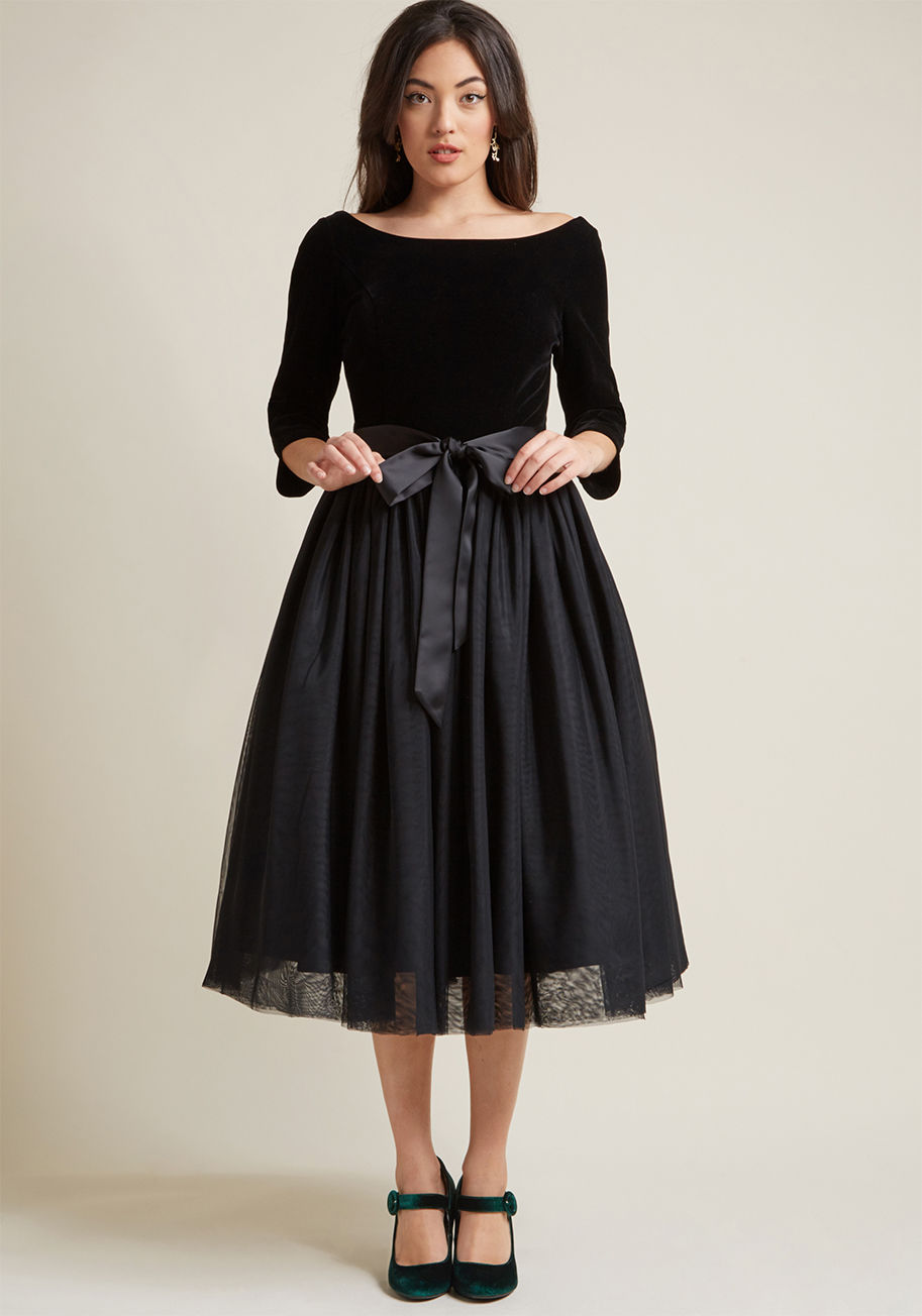 This formal dress is a demonstration of how voluminous tulle equals extreme vogue! This Collectif gem comprises a velvet bodice with a bateau neckline, low back, and 3/4-length sleeves, the aforementioned statement skirt, and a satiny sash that tops the e by VAW170808A