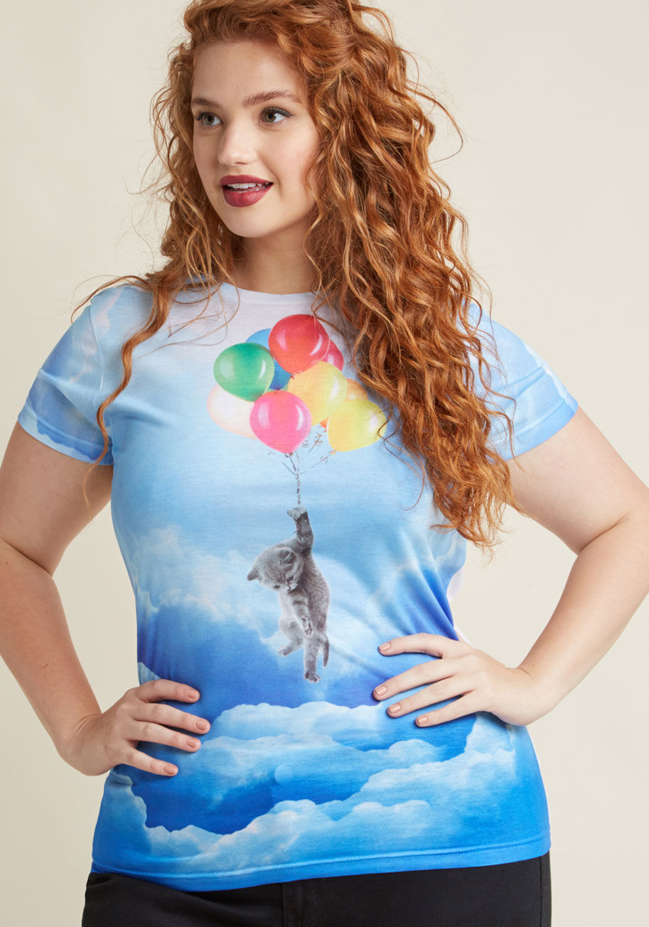 WTE0020-288SUB - How fortuitous that your carefree tendencies led you right to this quirky graphic T-shirt! With its photorealistic motif of a grey kitty caught up